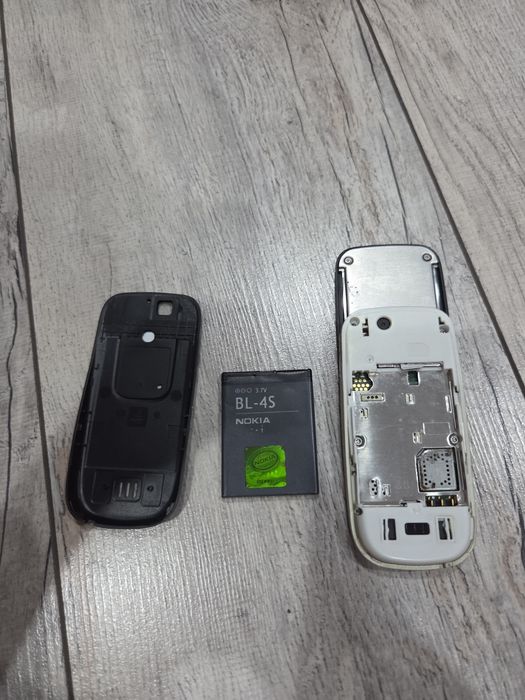 Продам Nokia 2680 не включается