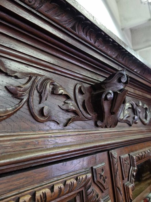 Величествен антикварен бюфет от масивен дъб в стил Неоренесанс