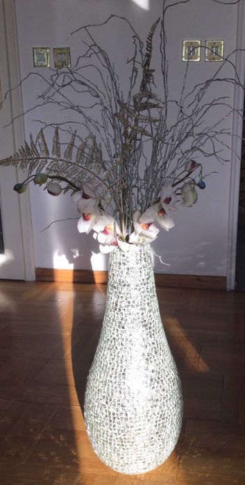 изящна поръчкова ваза с декорация