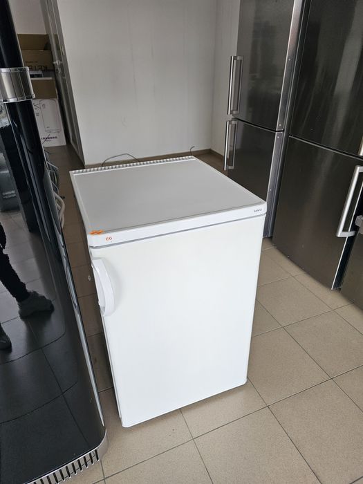 Малък хладилник с камера AEG