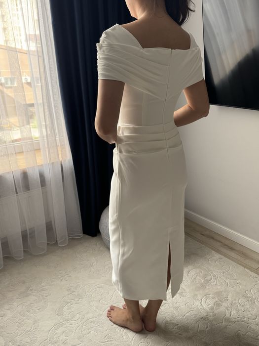 Белое платье бренда Miss Rosier
