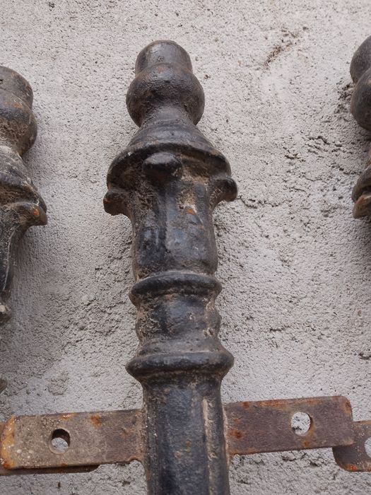 Stâlpi vechi din fonta masiva, pt  gardut