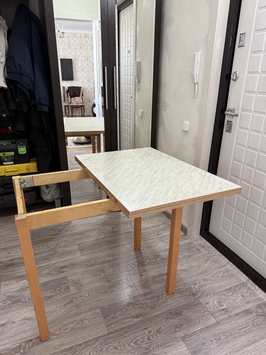 Продам столы кухонный и письменный