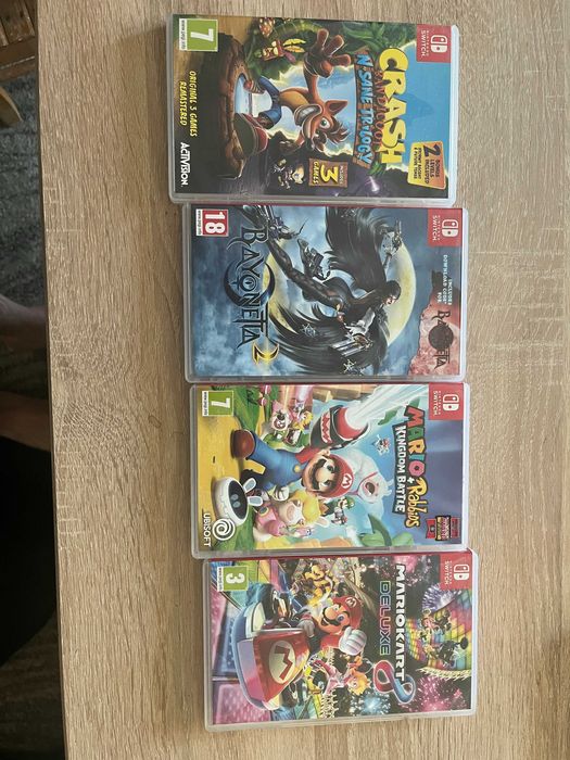 Nintendo Switch 1 в комплект с игри и калъф, като нов