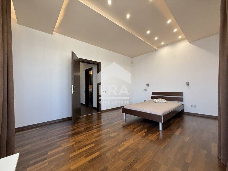 Луксозен четиристаен апартамент под наем с просторна тераса в комплекс