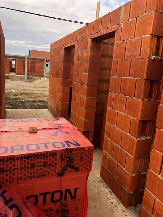 Construcții case la rosu