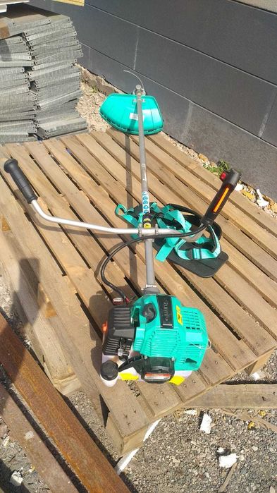 Триммер бензиновый почти новый.