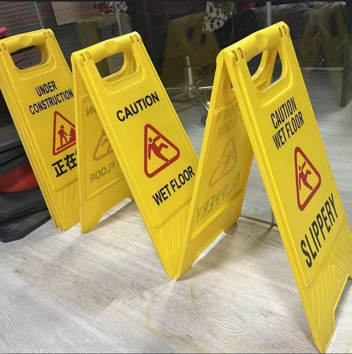 Предупреждающий знак WET FLOOR CAUTION 150 000 сум