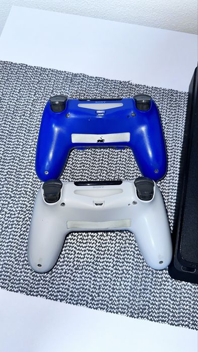 Vand PlayStation 4 +4 controlare