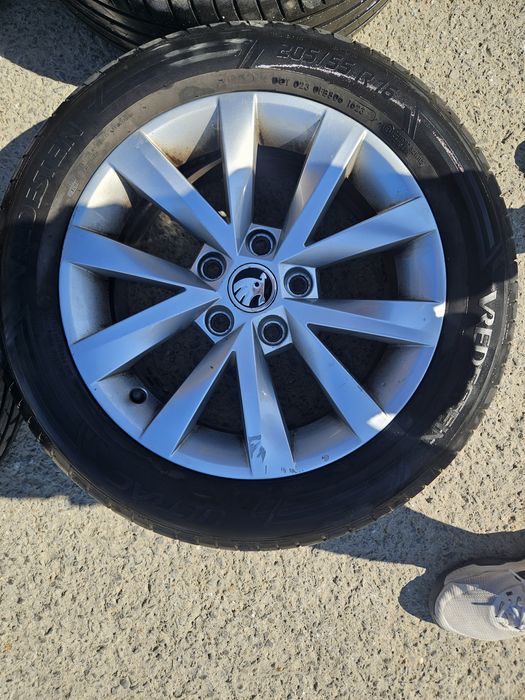 Джанти с гуми 205/55/16 за Skoda 5x112