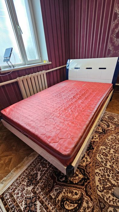 Мебель: Кровать, стол, тумбочка