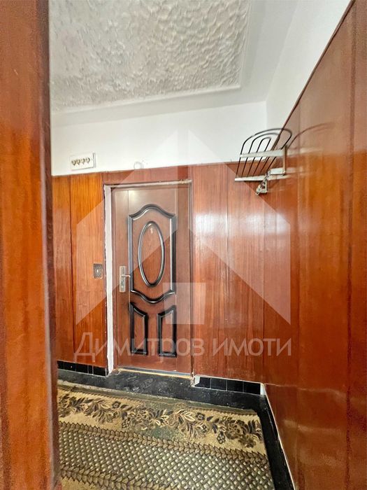 Продава се 65 кв.м. двустаен запазен апартамент ЦЕНТЪР гр. Нови пазар