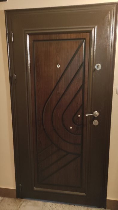 Блиндирана врата за апартамент