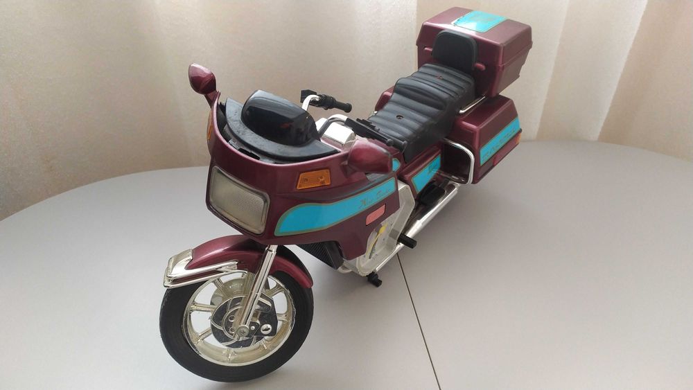 Настолен аналогов часовник във вид на мотор