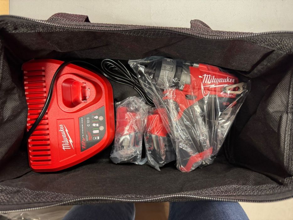 Masina de insurubuat Millwauke M12 Fuel cu accesorii