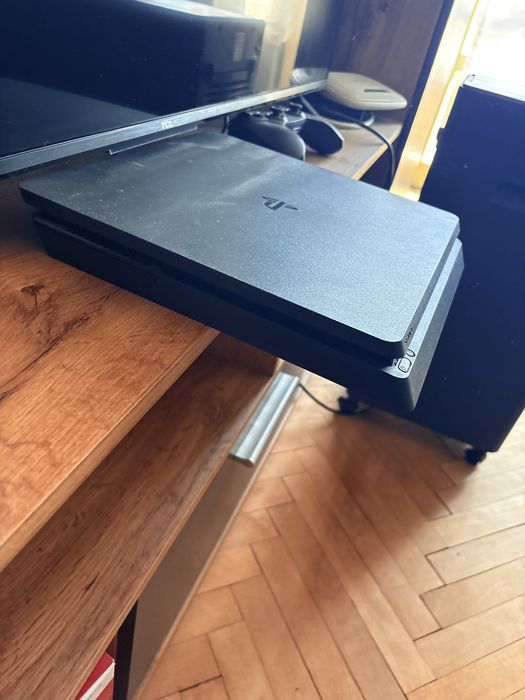 Playstation 4 slim + 5 игри