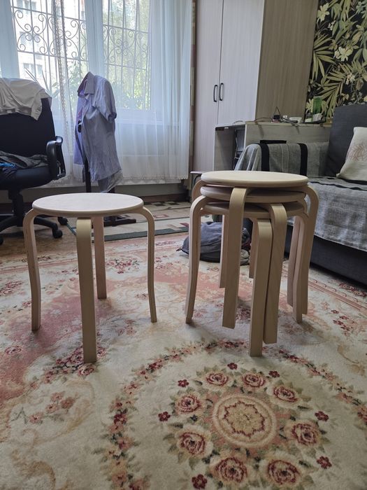 Табуретки для кухня новые в количество четерех штук