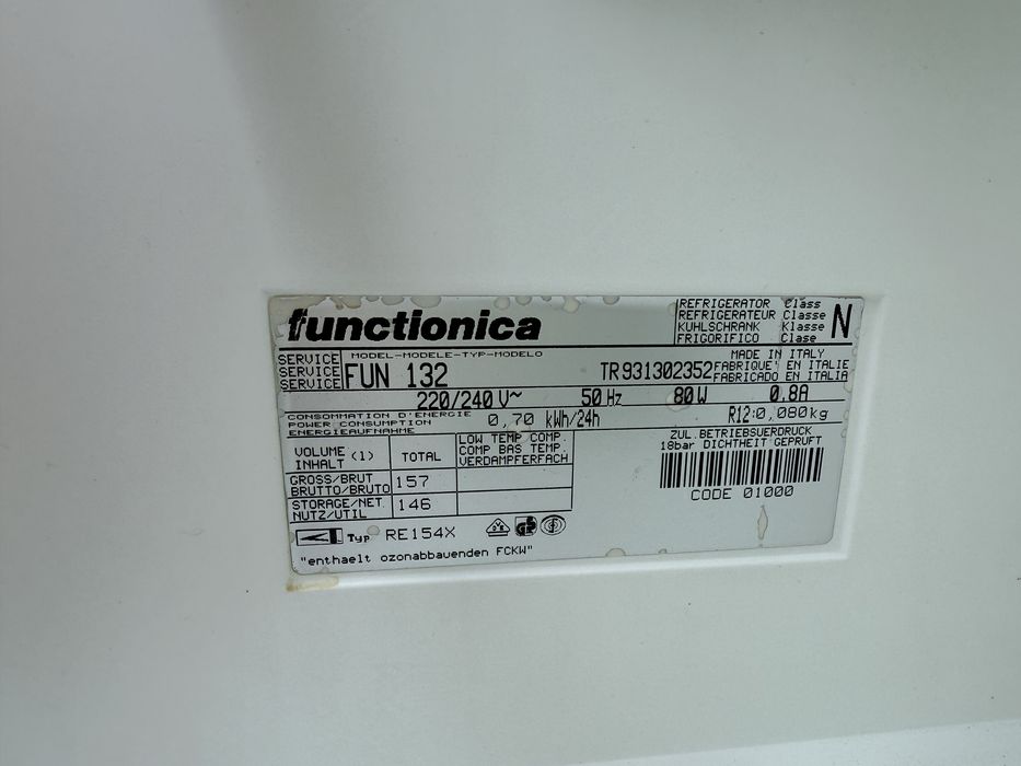 Малък хладилник с камера