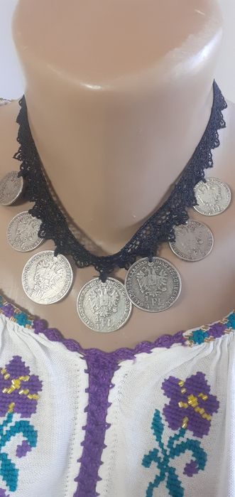 Salbă veche cu bani ,costum popular.