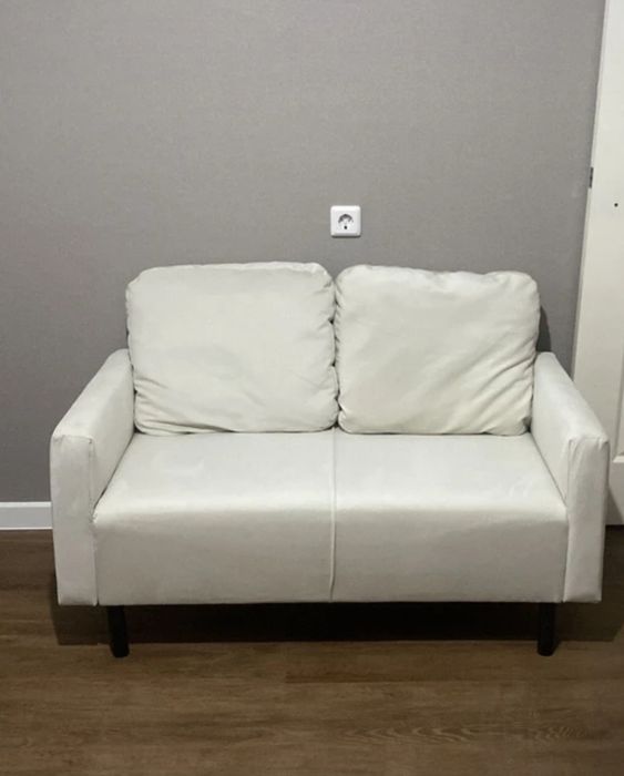 Диван с 2 подушками