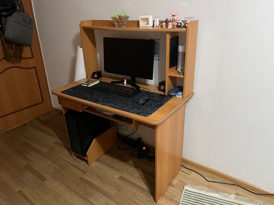 Продам стол компьютерный