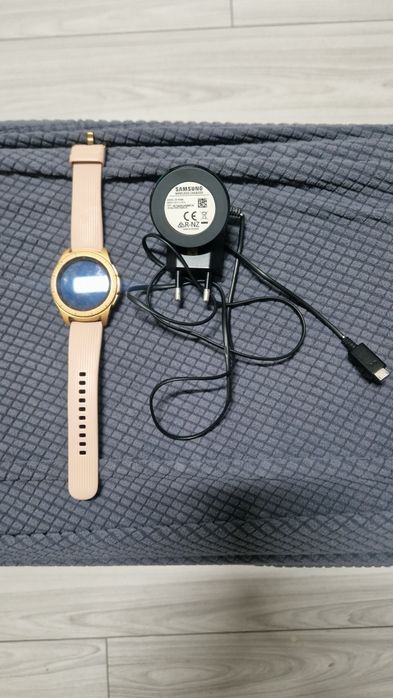 Samsung Galaxy Watch 42 mm Rose Gold, încărcător original inclus