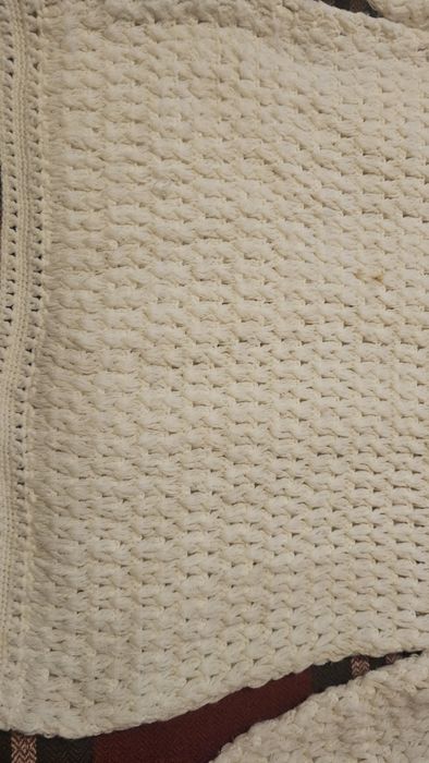 Ръчно плетена дамска жилетка