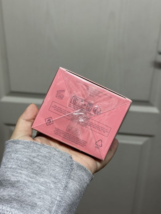 Valentino donna born in roma