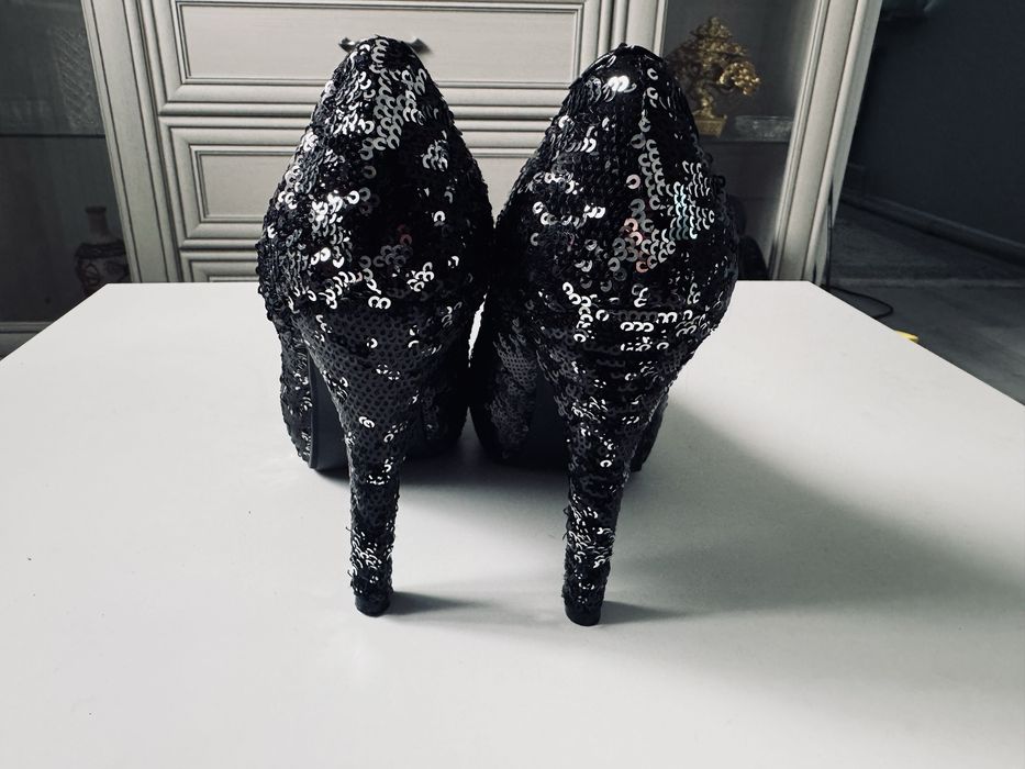 Продам  туфли с пайетками