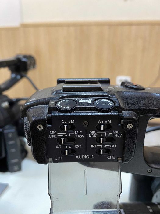 Продам видеокамеру Canon C-100