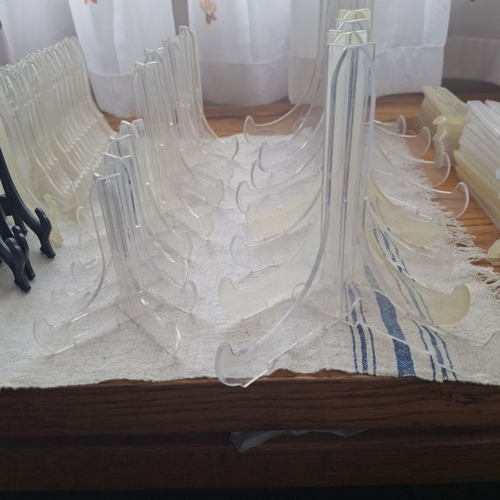 Стойки за чинии,малки картини,сувенири и др.