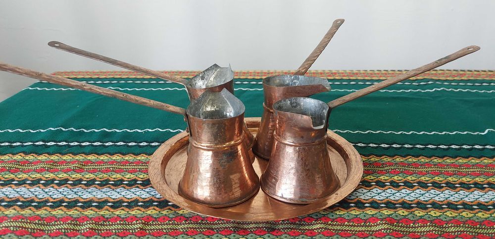Медни джезвета с поднос