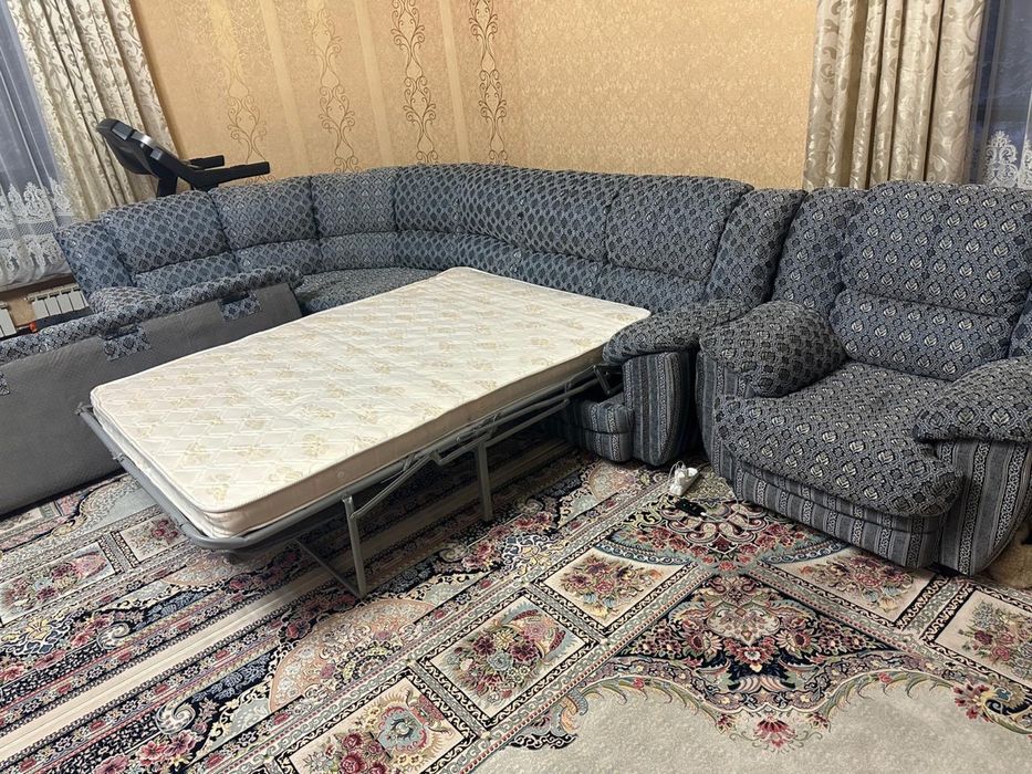 Продам угловой диван с креслом