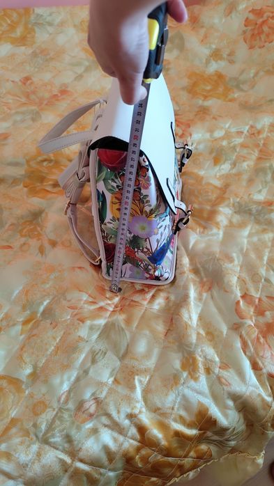 Дамска раница в пролетен цвят