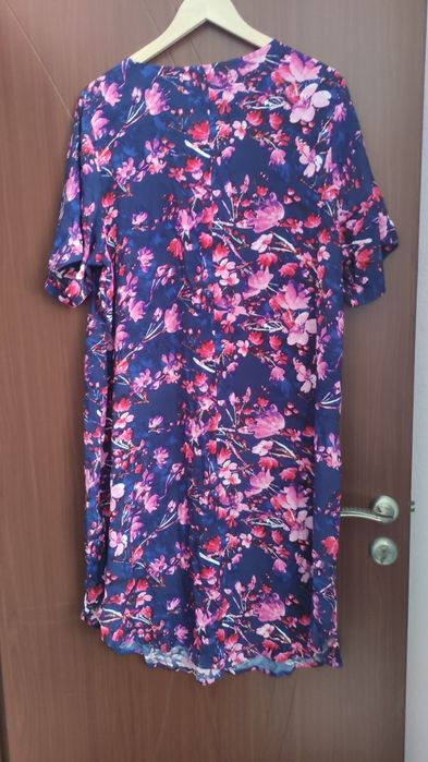 Рокля на цветя. Нова с етикет.