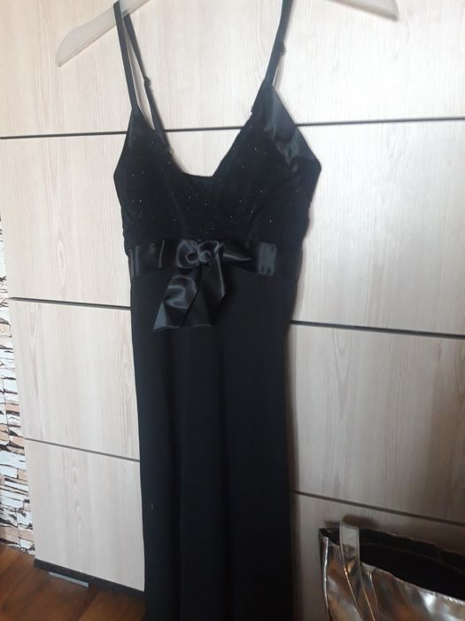 Продавам рокли S , XS