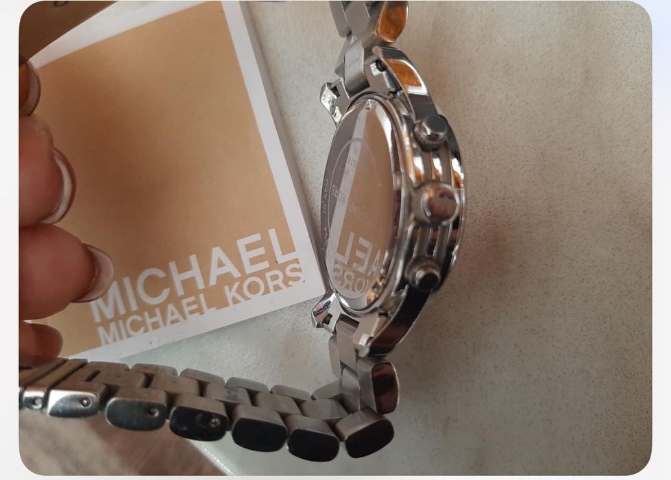Два броя часовници Michael Kors