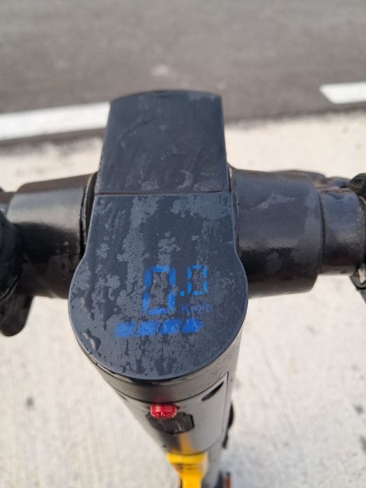 Trotinetă the urban prinde 20de km/h pe ora si se plieaza