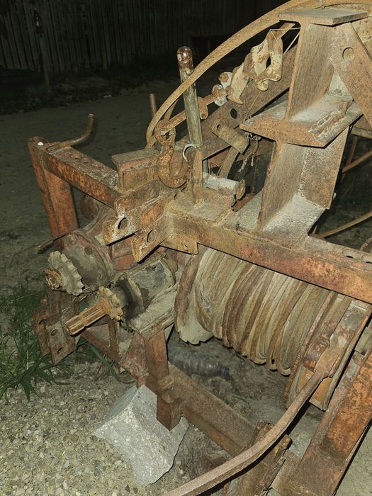 Vând troliu tractor