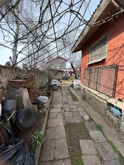 Двуетажна къща в с. Войнеговци!