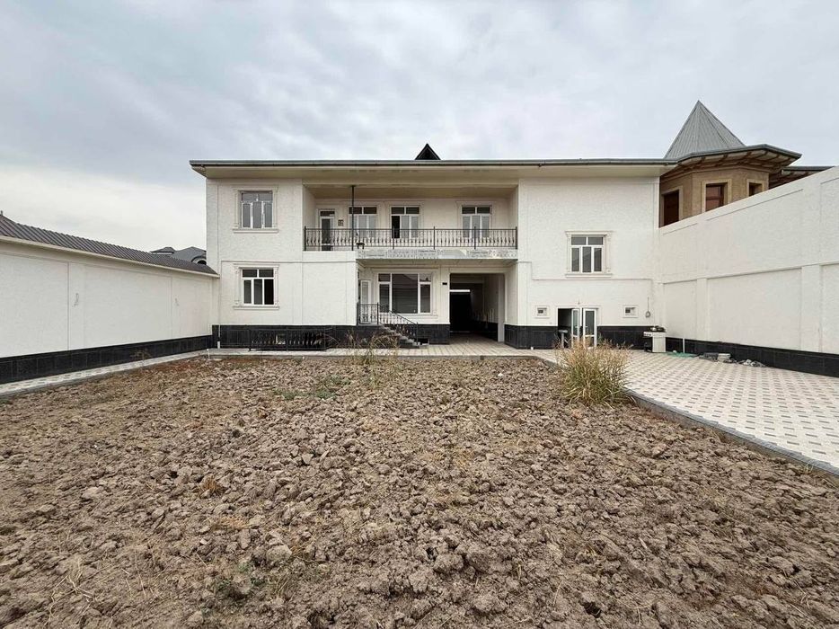 3 каватли 6 сотихли участка сотилади
8 хона 
4 та санузил 
3 уровен 
8