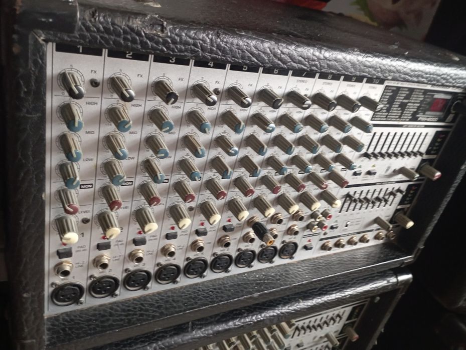 Behringer 3 в 1 пульт , усилитель, эффект