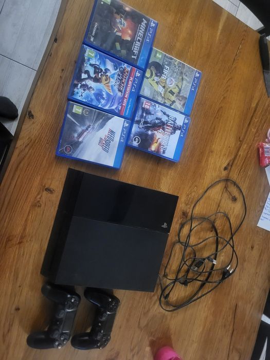 Конзола playstation 4 + 5 игри + 2 джойстика