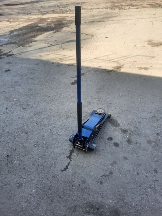 Домкрат новый 3-тонник