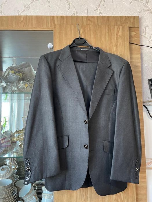 Продам мужские костюмы