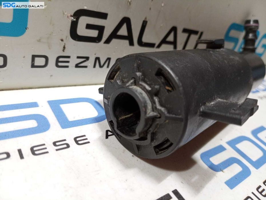 Pompa Pompita Spalator Far Dreapta BMW Seria 3 E90 E91 E92 E93 320D 2005 - 2011 Cod 7179311 13037710 [M5478]