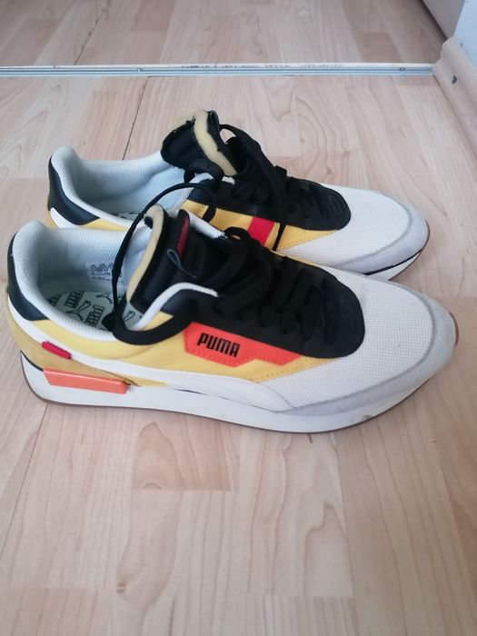 Vând pantofi sport