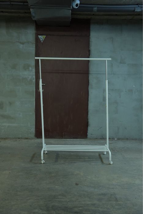 Шкаф и закачалка