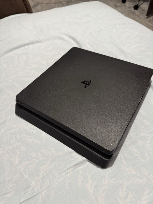 Vand PlayStation 4 Slim 500 GB