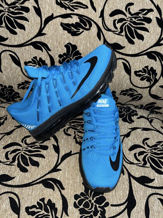 adidasi Nike Air Max !